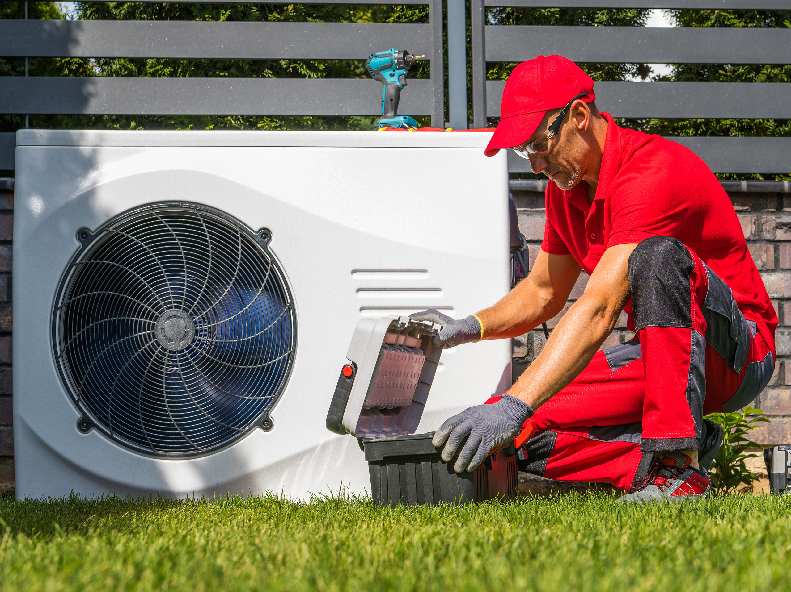 Wärmepumpe Techniker an der Arbeit